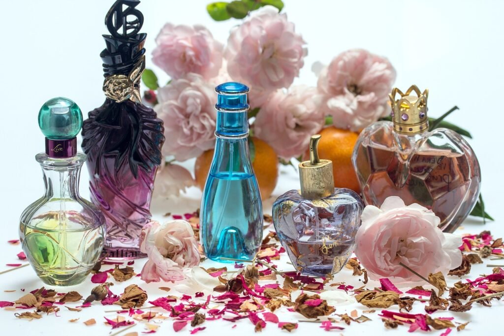 Plusieurs bouteilles de parfums