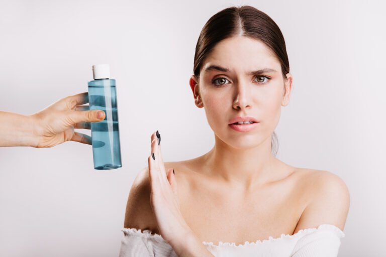 femme nettoyant visage