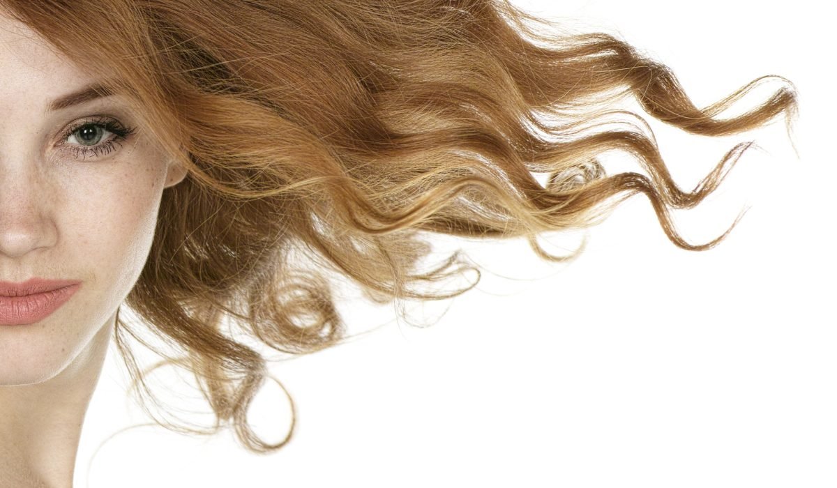 femme femme avec des cheveux roux